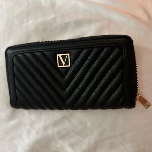 VICTORIA'S SECRET
Large Wallet with Zip